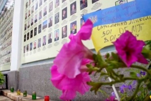 La presidenta de la Comisión Europea rinde homenaje a los defensores de Ucrania caídos en el Muro del Recuerdo en Kyiv