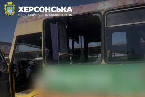 Загарбники скинули вибухівку на автобус у передмісті Херсона