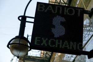 Долар та євро дорожчають: Нацбанк оголосив курс гривні на 10 грудня