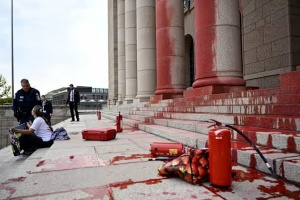 Екоактивісти облили червоною фарбою будівлю парламенту Фінляндії