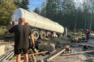 Riwne: Gastankwagen kracht in Kontrollposten, ein Mensch tot