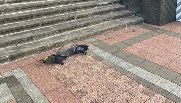 Drohnentrümmer neben Parlamentsgebäude in Kyjiw gefunden