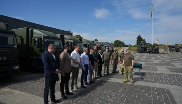 Вантажівки, комплектуючі до дронів і РЕБ: прикордонники отримали благодійну допомогу