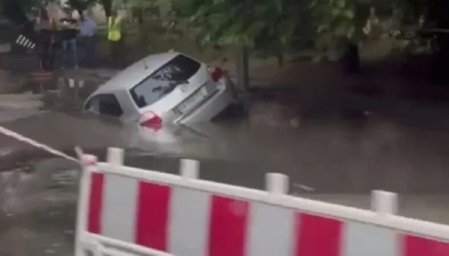 У Києві стався прорив водопроводу, під асфальт провалився автомобіль