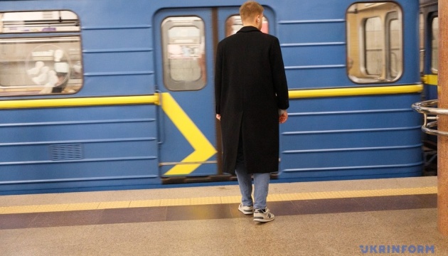 У столичному метро призупинявся рух зеленою гілкою через потрапляння пасажира на колії