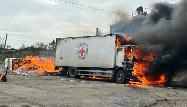 Потрібна жорстка реакція світу: Зеленський про удар росіян по автівках Червоного Хреста