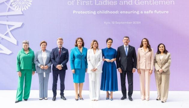 Ocho primeras damas y caballeros participan en la cumbre en Kyiv