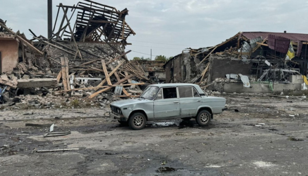 L’ennemi a largué trois bombes guidées sur le village de Yampil : deux morts et deux blessés