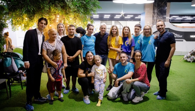 Michael Douglas visita el espacio infantil en la estación de trenes de Kyiv