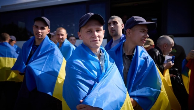 У МВС дали поради, як спілкуватися зі звільненими з полону