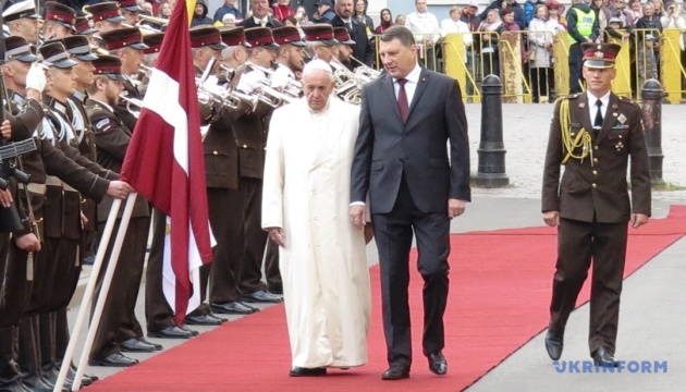 Pope's  ambivalent position regarding Russian-Ukrainian war influenced by his team – Latvian  ex-president