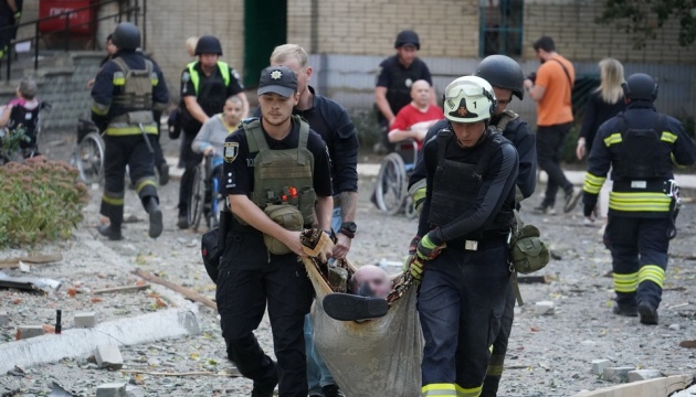 Росіяни вдарили по пансіонату для літніх людей у Сумах, є загиблий та поранені