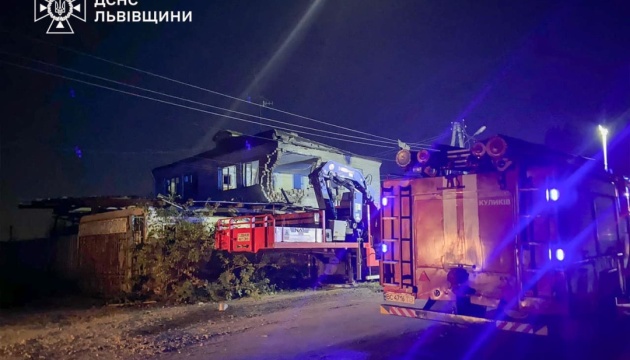 На Львівщині внаслідок падіння уламків російського дрона спалахнула пожежа