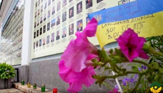 La presidenta de la Comisión Europea rinde homenaje a los defensores de Ucrania caídos en el Muro del Recuerdo en Kyiv