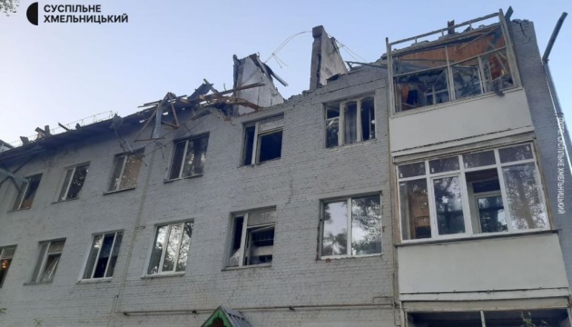 Shahed drone attack destroys roof of apartment building in Khmelnytskyi