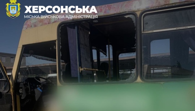 Invaders drop explosives on bus in Kherson suburbs