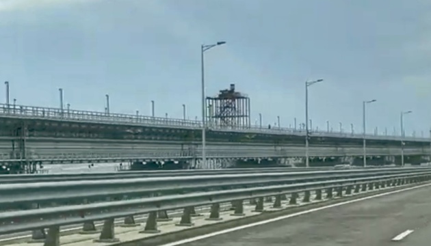 Russians installing towers with air defense systems on Tuzla Spit to protect Crimea bridge