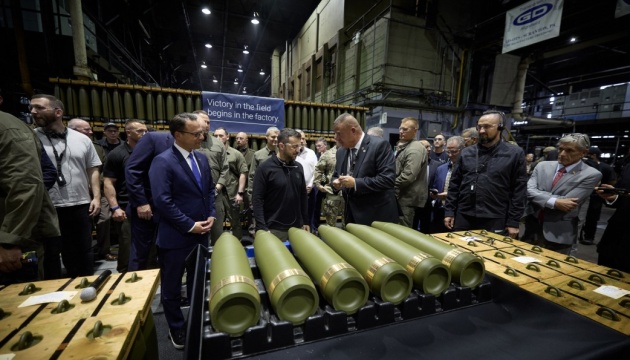 Zelensky begins visit to US with visit to army munitions plant