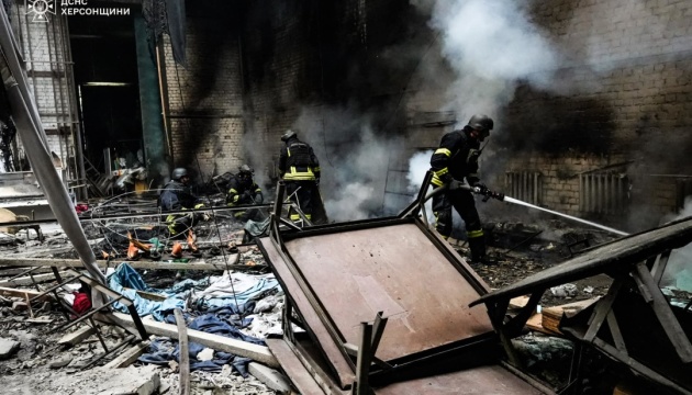 У Херсоні ліквідували пожежу, що виникла внаслідок влучання авіабомби