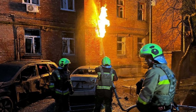 Пожежа, пошкоджені будинки та авто: наслідки атаки російських дронів на Київ