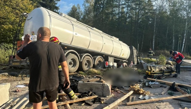 На Рівненщині у блокпост в'їхала наповнена газом автоцистерна, є загиблий і поранені