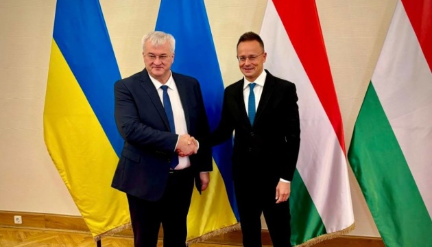 Le ministre ukrainien des Affaires étrangères a discuté avec son homologue hongrois du développement des relations entre Kyiv et Budapest 