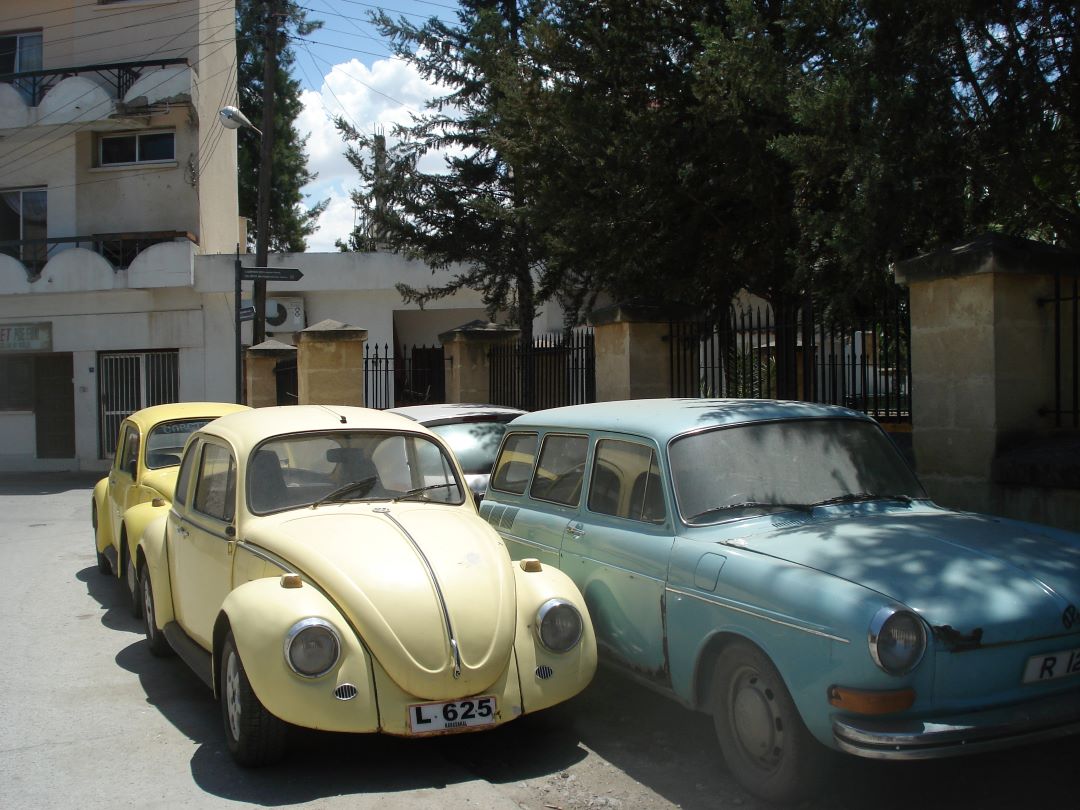 Старовинні авто на вулицях окупованої частини столиці. Нікосія. 2015 рік. Фото автора