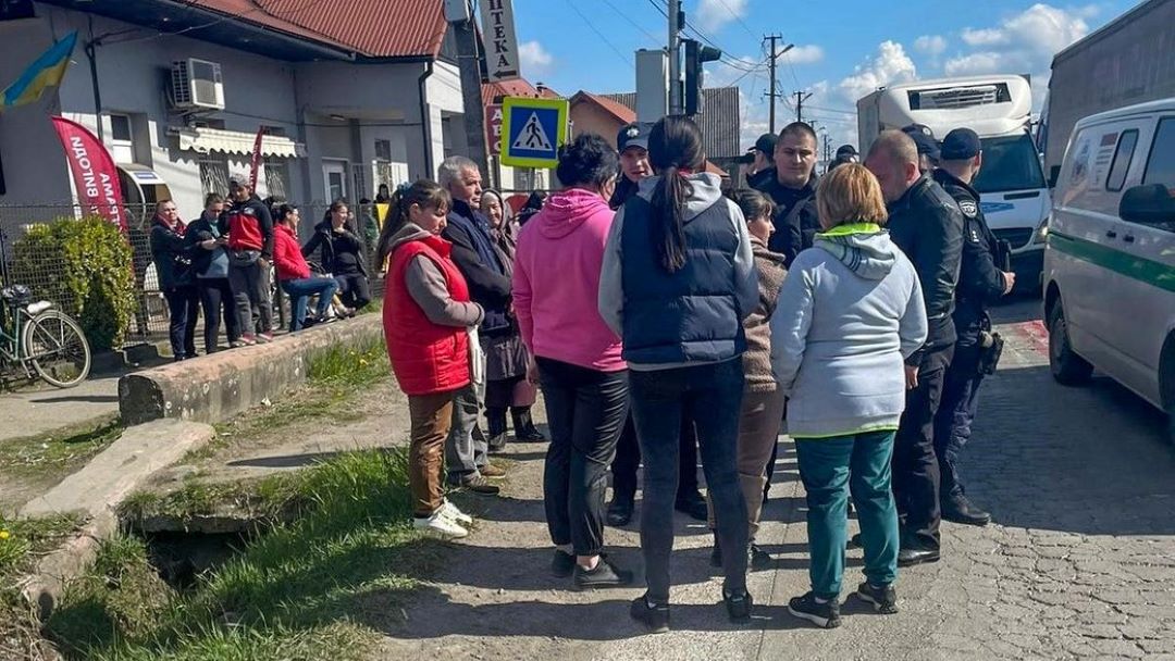 Перекриття дороги місцевими на знак протесту мобілізації у селі Ракошино, Закарпаття, березень 2024. Фото: Сергій Гайдай/Facebook