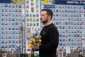 Ukrainian leaders honor memory of fallen defenders 