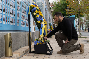 De hauts dirigeants de l’Ukraine ont commémoré la mémoire des militaires tombés au combat 