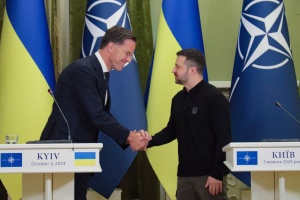 Selenskyj bei Treffen mit Rutte: Ukraine ist auf Einladung zur Nato konzentriert