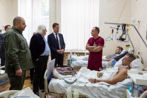 Rutte visits wounded Ukrainian soldiers in hospital