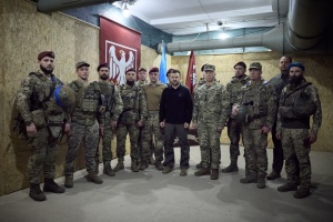 Zelensky meets defenders fighting in Kursk region during his visit to Sumy