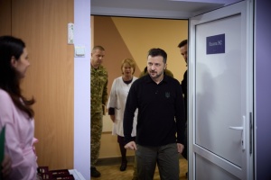 Zelensky visita a los soldados heridos en el hospital de Sumy