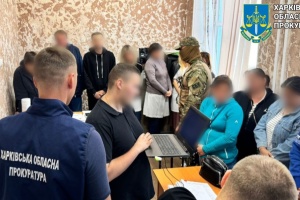 На Харківщині затримали 13 посадовців, які за гроші знімали чоловіків з військового обліку