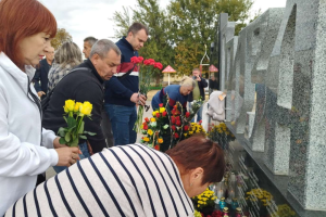 У селі Гроза на Харківщині вшанували загиблих рік тому внаслідок удару РФ