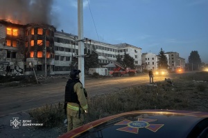 У Костянтинівці майже дві доби гасили пожежу в адмінбудівлі, спричинену російським обстрілом