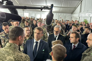 Macron visits Ukrainian soldiers undergoing training in France