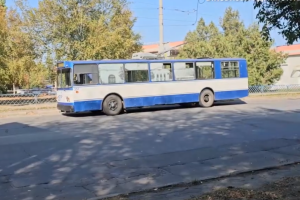 Влада показала наслідки обстрілу Херсона - понівечений автоцентр, тролейбусна мережа