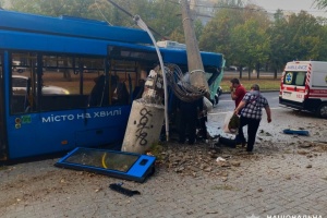 Кількість постраждалих через зіткнення тролейбуса зі стовпом у Миколаєві зросла до 15