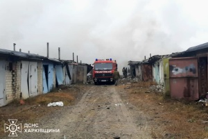 На Харківщині після авіаудару ліквідували пожежу у гаражному кооперативі