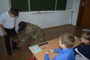 На ТОТ Луганщини школярам роздають буклети, як правильно спілкуватися з окупантами