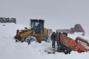 На півночі Туреччини п’ятеро людей потрапили у снігову пастку