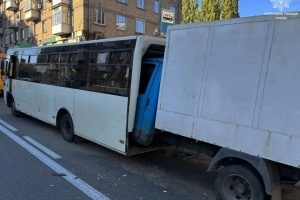 У Києві вантажівка влетіла в маршрутку, дев'ятеро постраждалих