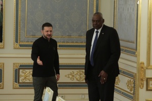 En visite à Kyiv, Lloyd Austin annonce une nouvelle aide militaire de 400 millions à l’Ukraine 