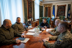 Zelensky escucha el informe de Syrsky sobre la situación en el frente