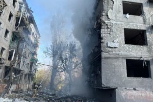 Russen werfen Gleitbombe auf fünfstöckiges Gebäude in Myrnohrad ab, es gibt einen Toten, zwei Verletzte