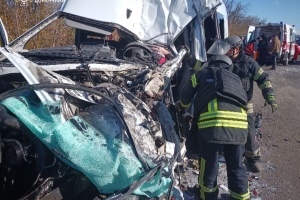 На Донеччині маршрутка зіткнулася з вантажівкою - один загиблий, десятеро постраждалих