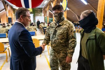 El ministro de Defensa de Noruega visita un centro de entrenamiento de militares ucranianos