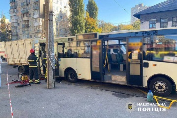 ДТП з маршруткою у Києві: загинула літня жінка, ще п’ятеро травмовані